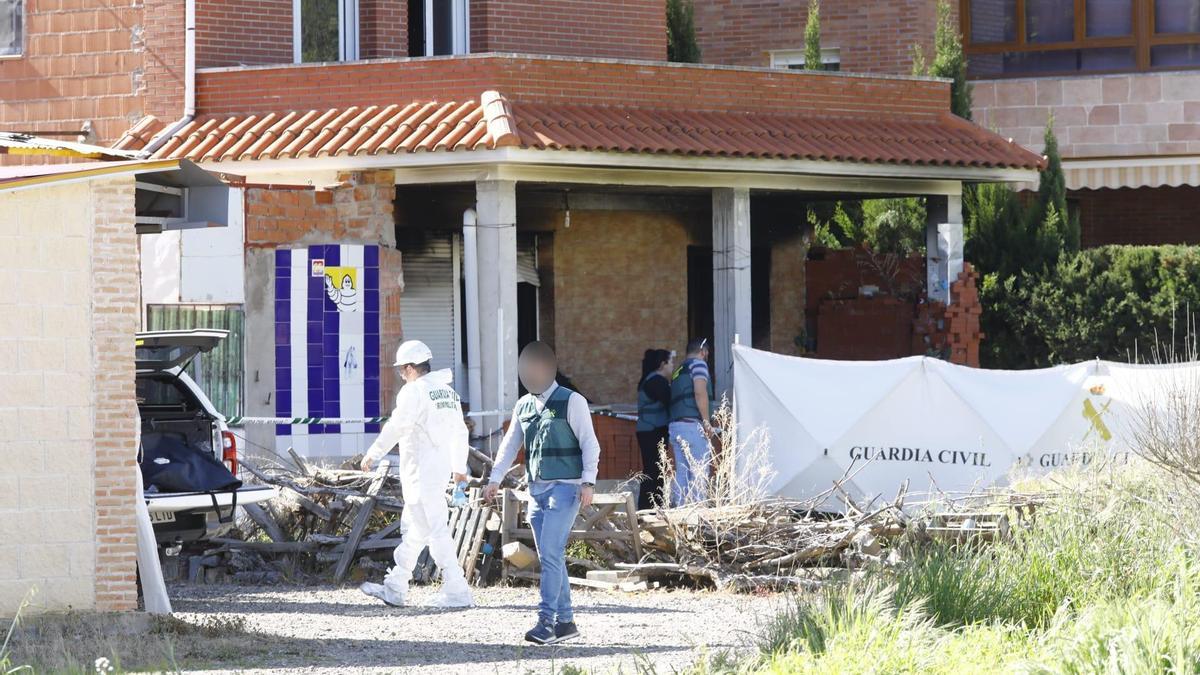 EN IMÁGENES | Mueren un padre y su hijo en el incendio de una casa en Ateca