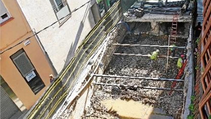 Una imatge d&#039;ahir dels treballs de reparació del tram de riera a la rambla Joaquim Ruyra de Blanes.