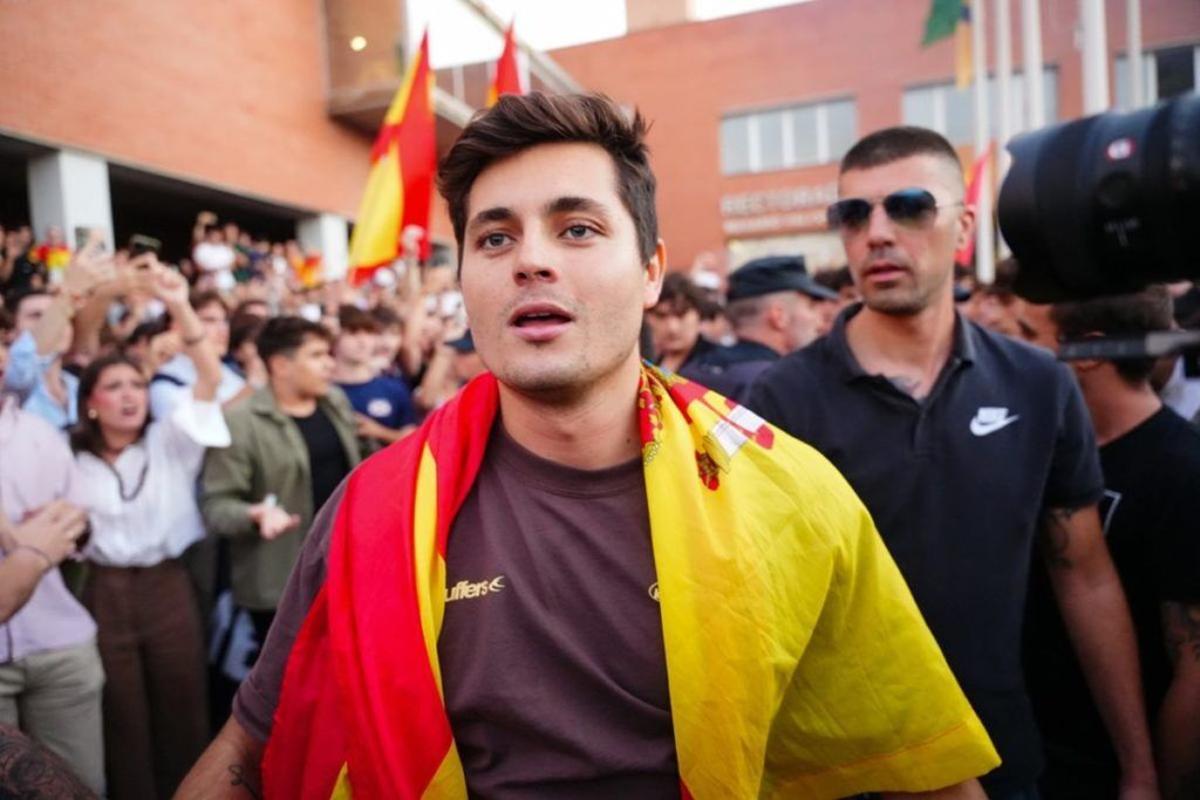 Vito Quiles, en una concentración en Sevilla con el lema 'España combativa'.