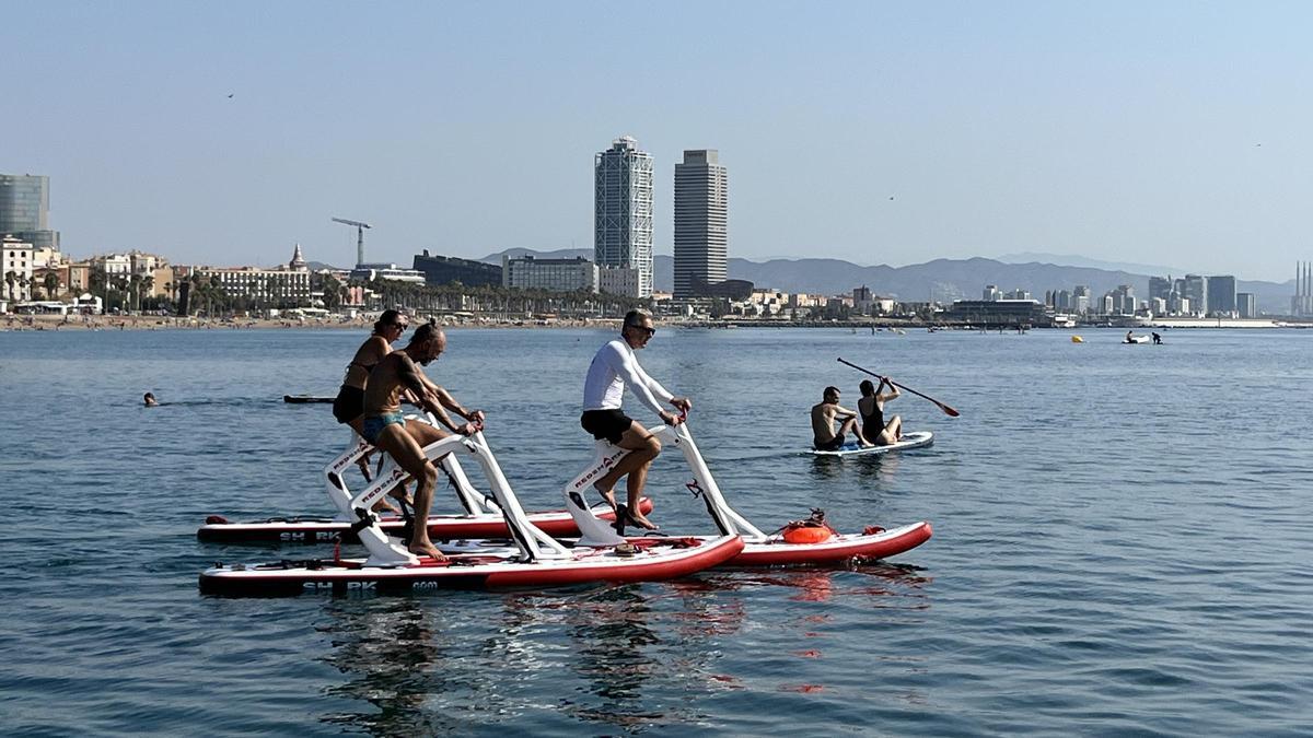 Las bicis acuáticas se cruzan con una tabla de paddle surf.