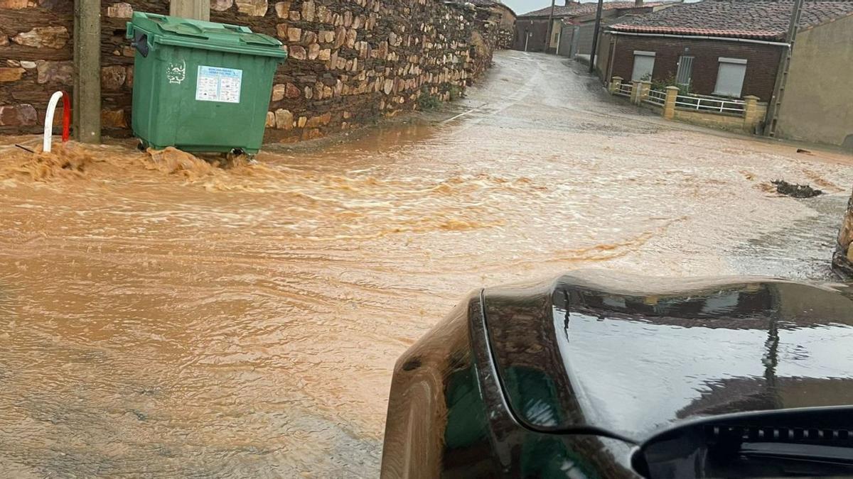 Una riada anega las calles en Andavías tras las lluvias torrenciales del fin de semana. | Cedida