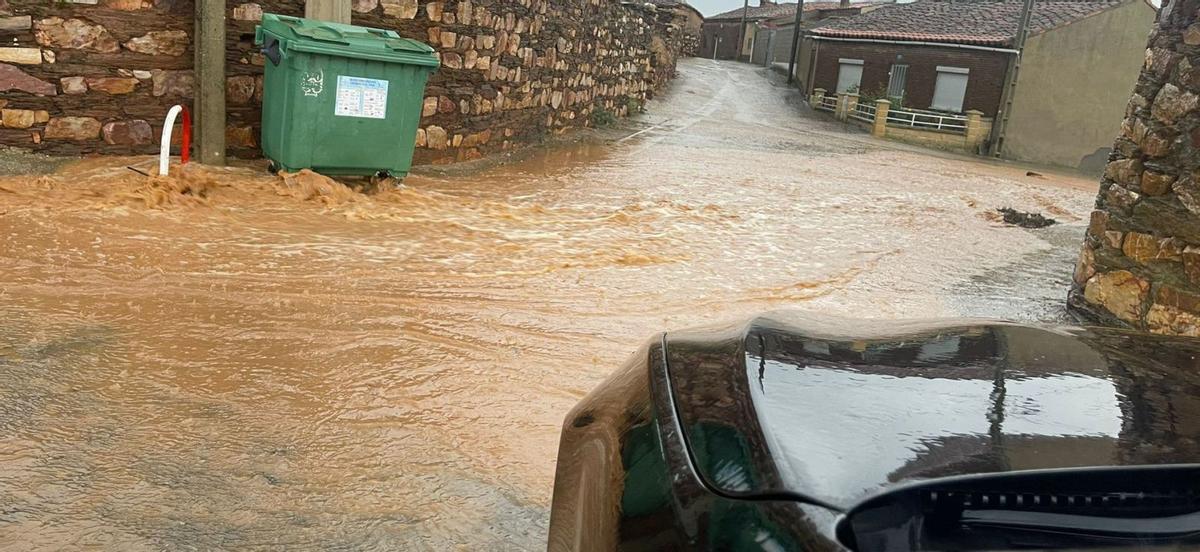 Una riada anega las calles en Andavías tras las lluvias torrenciales del fin de semana. | Cedida