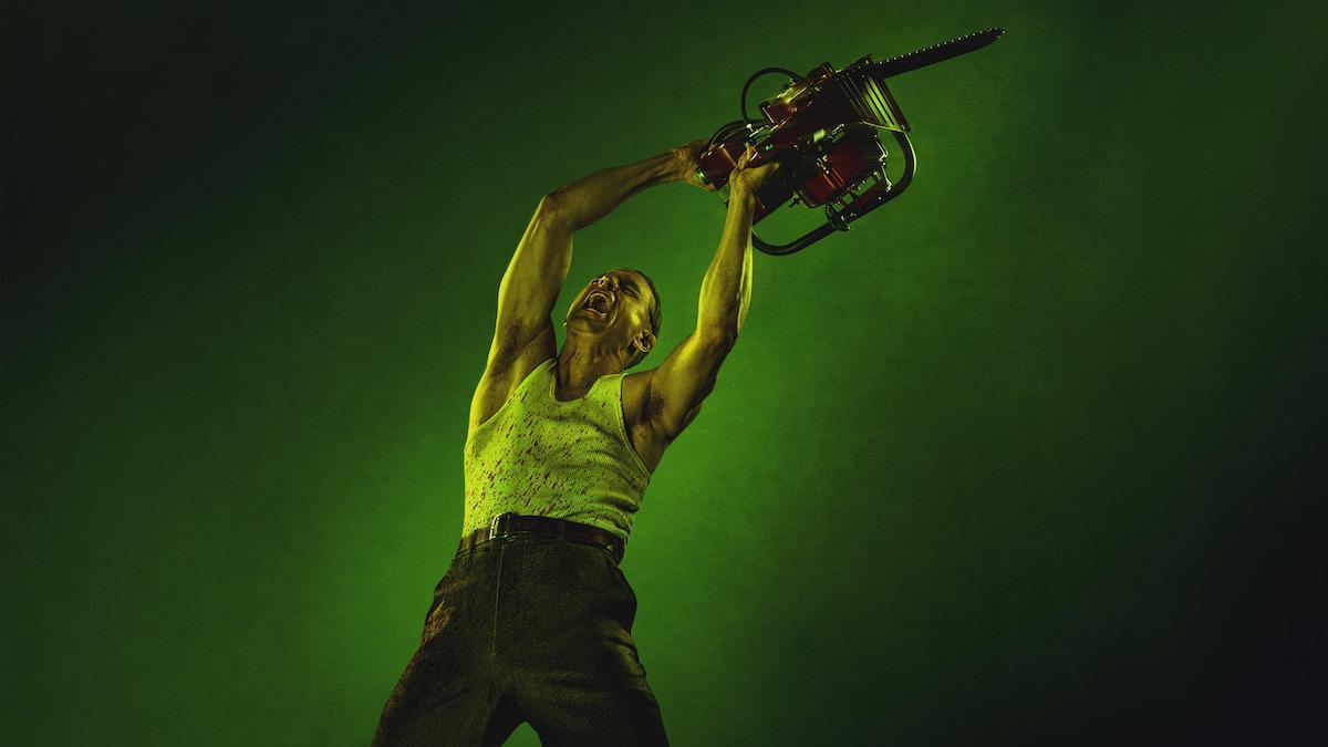 Charlie Hunnam como Ed Gein en 'Monstruo: La historia de Ed Gein'.