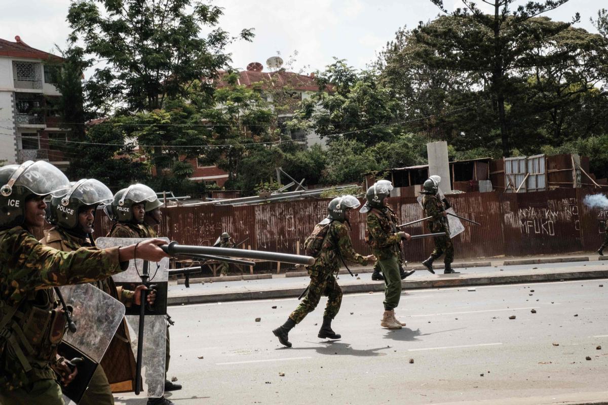 Protesta masiva convocada por el líder de la oposición Raila Odinga, afirma que le robaron las últimas elecciones presidenciales de Kenia y culpa al gobierno por el aumento del costo de vida en Nairobi.