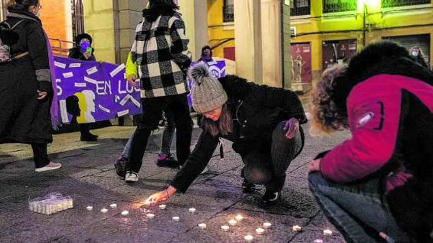 Jóvenes zamoranas se manifiestan contra la violencia machista en la Plaza Mayor en Zamora. | Emilio Fraile