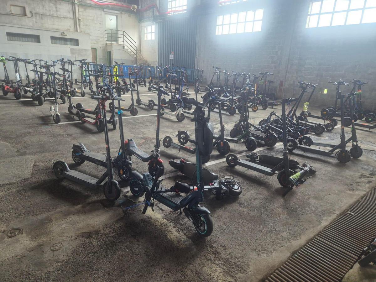 Patinetes retirados que permanecen en un depósito municipal.