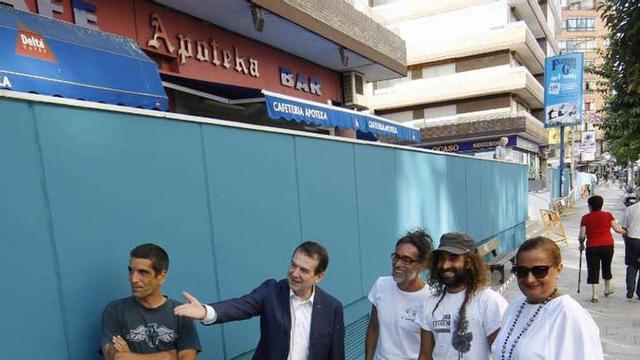 Caballero y Carmela Silva, con los tres grafiteros en la Florida. // Grobas