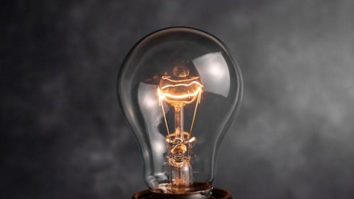 Una bombilla estilo Edison.