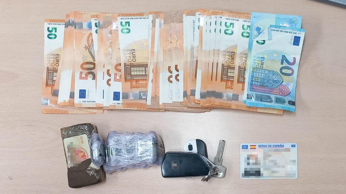 Dinero y algunos de los objetos recuperados en la operación.