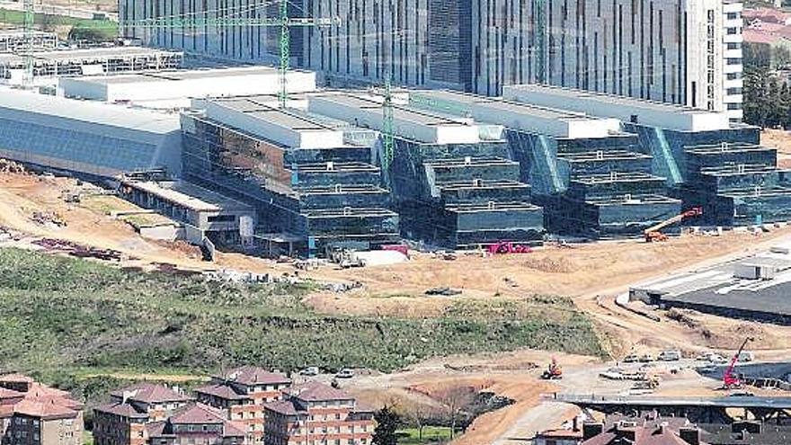 El aspecto actual de las obras del Hospital Universitario Central de Asturias (HUCA) en los terrenos de La Cadellada.