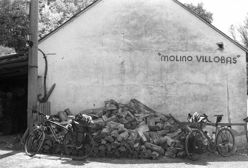 A-1604 conecta Molino de Villobas con Boltaña por el puerto de Serrablo, en la sierra de Guara (Huesca).