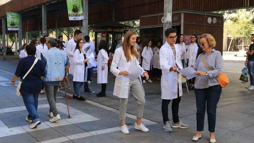 Los alumnos de Enfermería reparten información por Santa Clara.