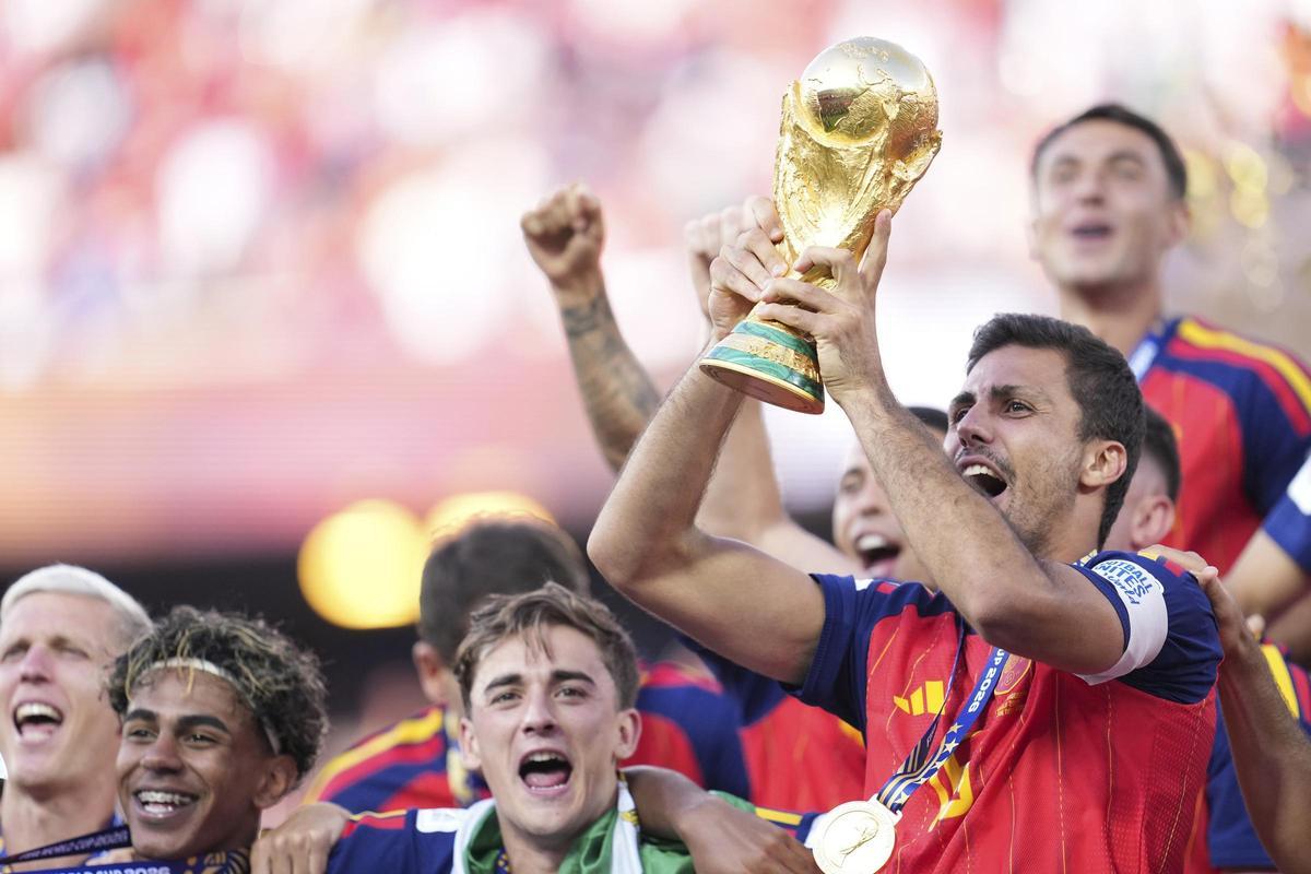 El capitán de la selección española de fútbol, Rodrigo Hernández, levanta el trofeo de campeón del mundo de 2026 tras derrotar (1-0) a Argentina en la final en Nueva Jersey (Estados Unidos).