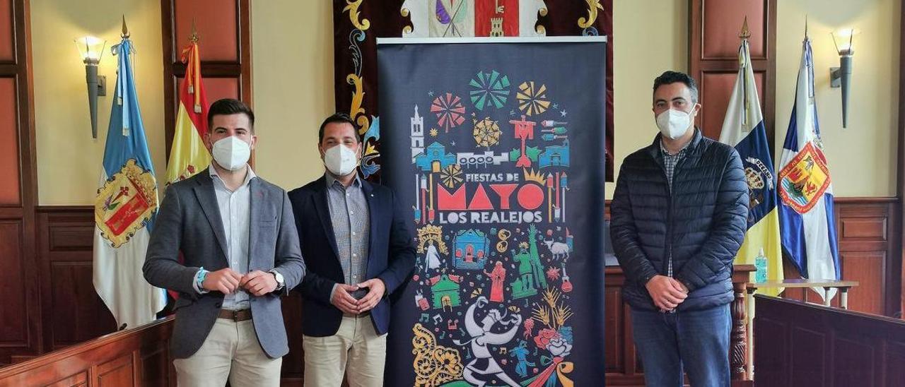 José David Cabrera, Adolfo González y Feliupe Lorenzo en la presentación cartel Fiestas de Mayo de 2022