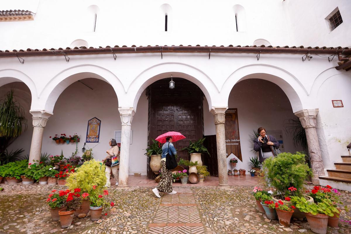 Los Patios de Córdoba desafían a la lluvia en el ecuador de la fiesta