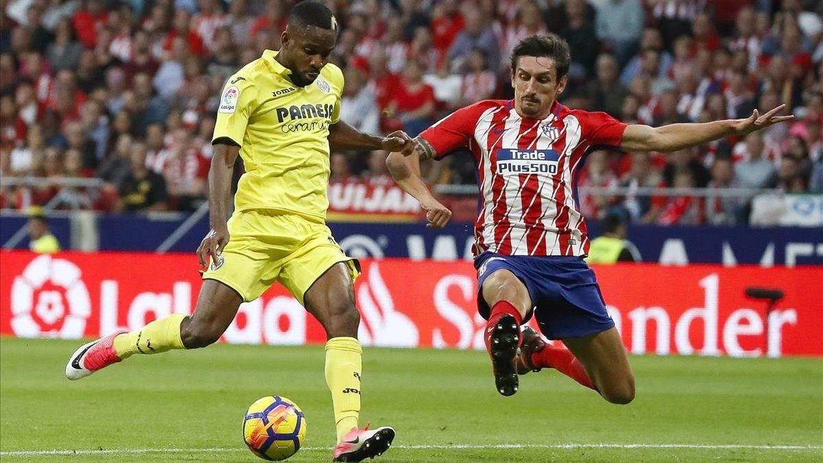 Savic se cruza a tiempo ante Bakambu para evitar una clara ocasión de gol