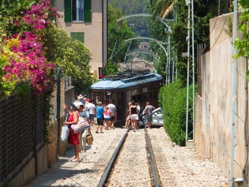 Sóller-Straßenbahn stößt mit Auto zusammen