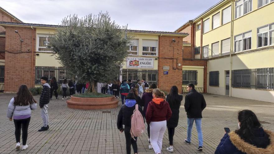 Alumnos entrando en el IES León Felipe.