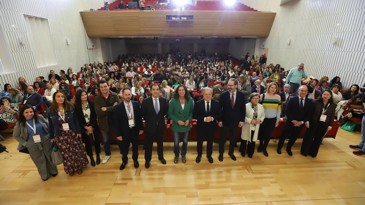 Autoridades y asistentes al evento de infancia y juventud, celebrado en el Palacio de Congresos de Córdoba.