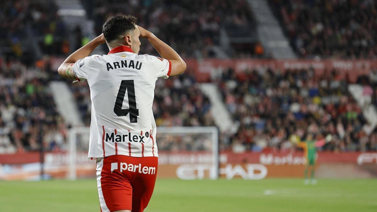 Arnau es posa les mans al cap durant el partit contra el Mallorca.
