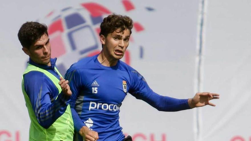 Óscar Gil y Torró pelean por una pelota en un entrenamiento en El Requexón.