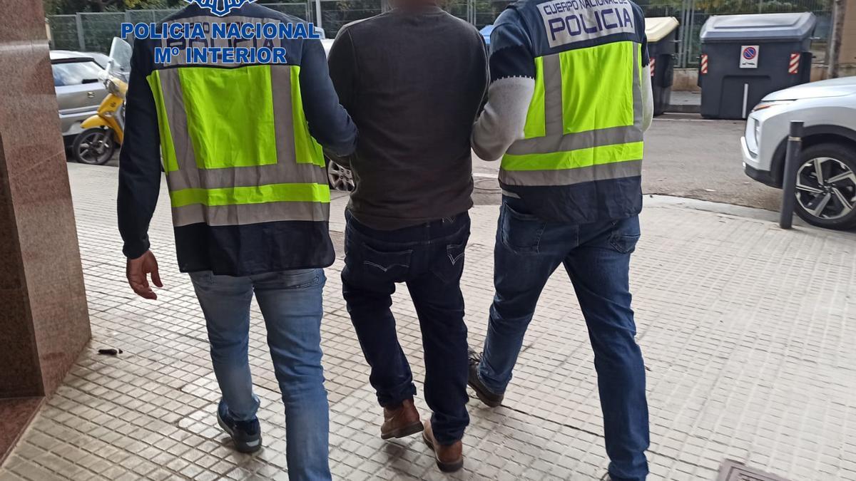 Agentes de la Policía Nacional llevan detenido al narcotraficante que se enviaba la droga a sí mismo.