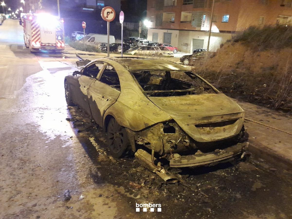 El cotxe cremat a Figueres.