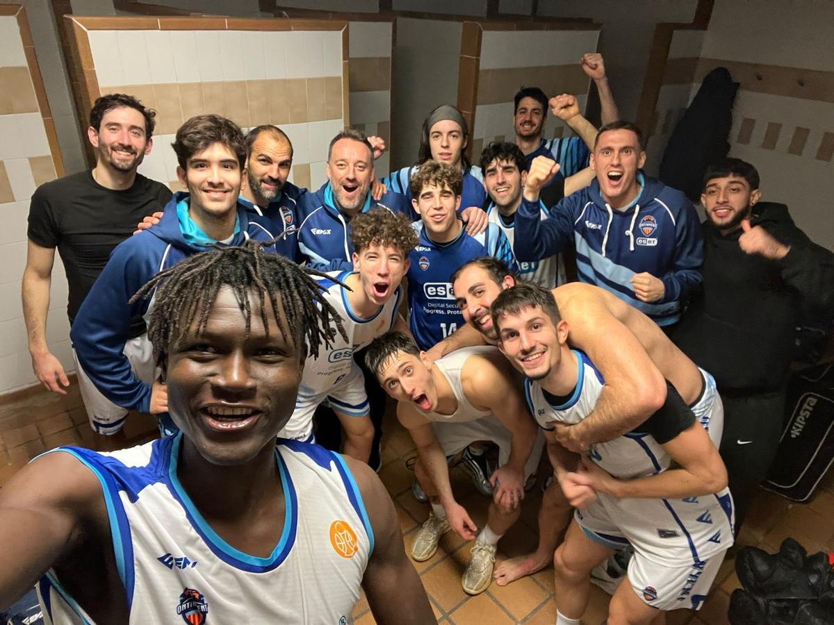 El Eset Ontinet masculino celebra una victoria.