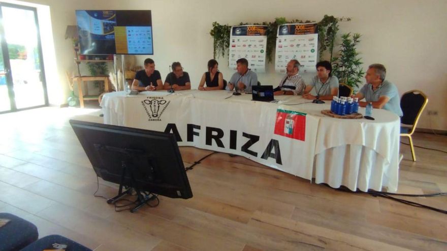 Mesa redonde durante el encuentro de Afriza realizado en el restaurante Cinema 1956– Raíces de Coreses. | CEDIDA