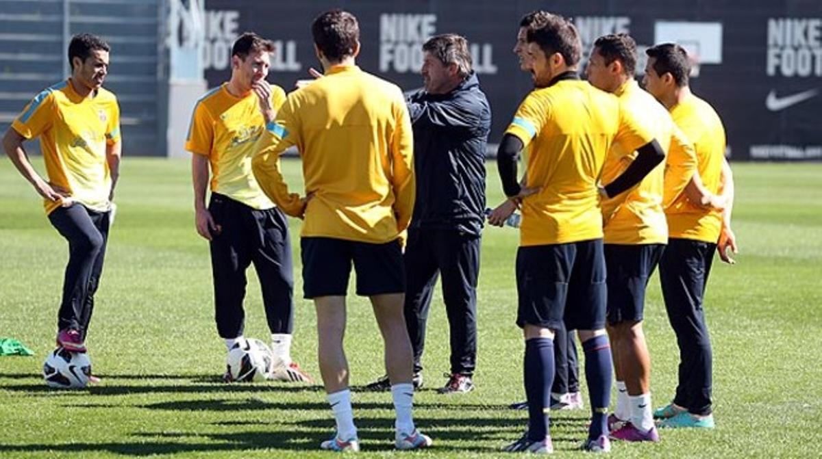 Jordi Roura dóna instruccions a la plantilla en l’entrenament de divendres.