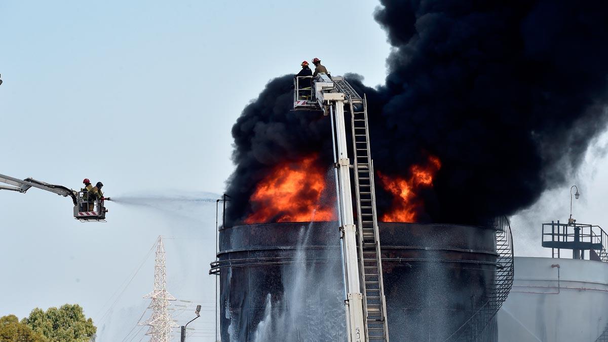 Incendio en la central eléctrica libanesa de Al Zahrani. En la foto, los bomberos trabajan en la extinción del fuego.