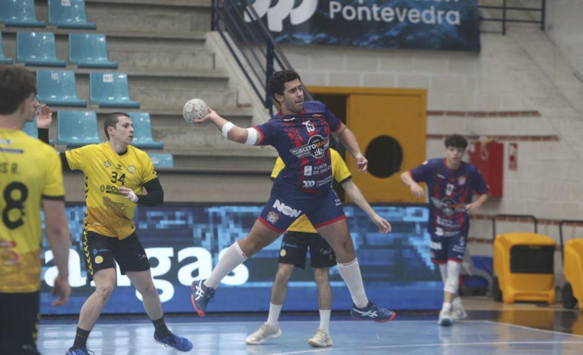 Menduiña lanza a puerta en un encuentro anterior del Luceros.