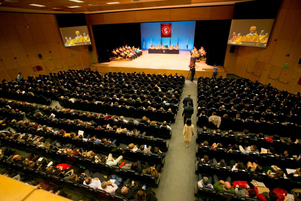 Graduación de alumnos de la Facultad de Económicas