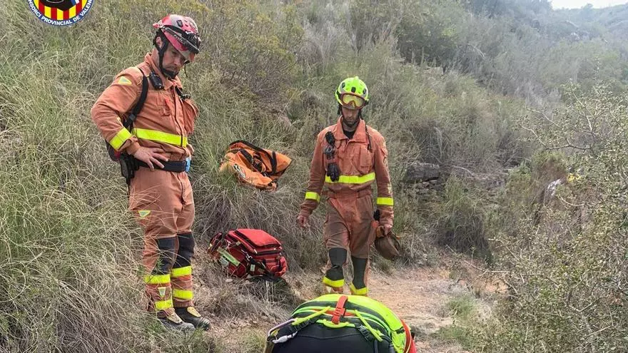 Espectacular rescate de un ciclista accidentado en una ruta próxima al Túria