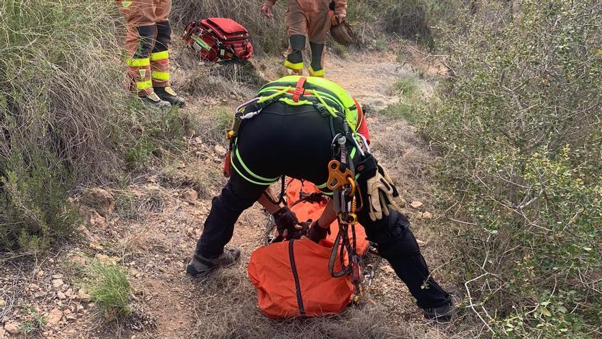 Espectacular rescate de un ciclista accidentado en una ruta próxima al Túria