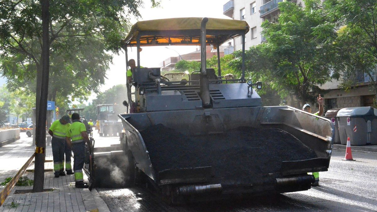 Una màquina treballant en els treballs d’asfaltatge d’un carrer d’Igualada