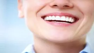 Alertan de los peligros de la nueva moda viral para blanquearse los dientes: ¡De locos!