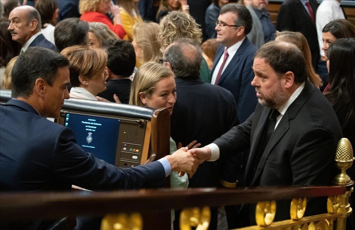 Oriol Junqueras saluda al presidente Pedro Sánchez en el Congreso.