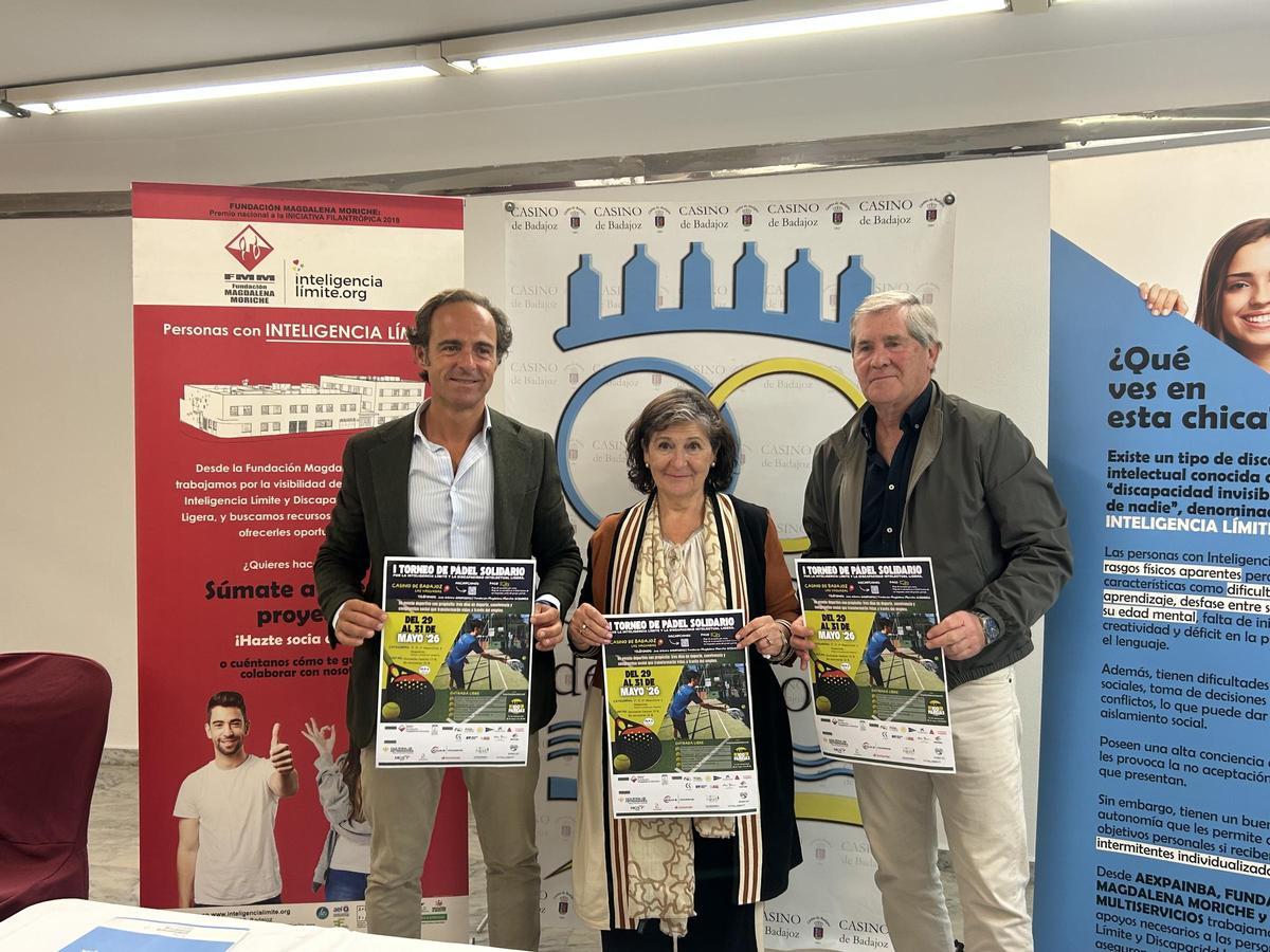 De izquierda a derecha: Juan Parejo, Magdalena Moriche y Francisco Machón durante la presentación del torneo