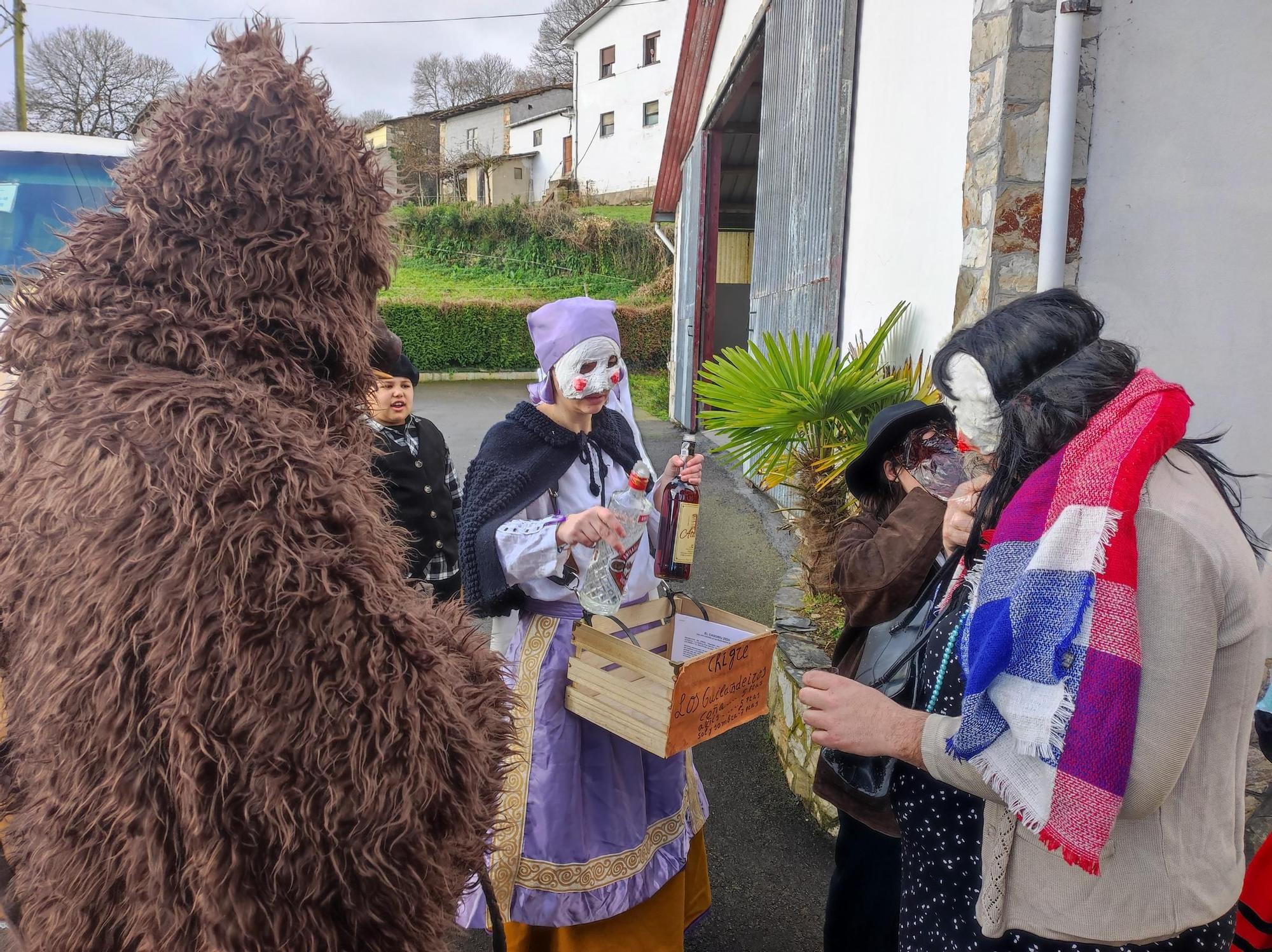 En imágenes: Así fue el paso de los guilandeiros de Tineo por El Pedregal