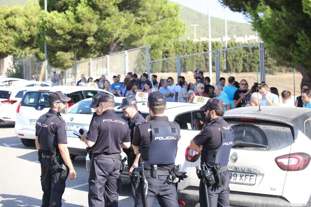 Un centenar de taxis de Ibiza paran para protestar por las licencias VTC
