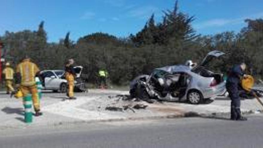 Tres heridos, uno muy grave, en un choque en Dénia