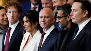 Mark Zuckerberg, director ejecutivo de Meta Platforms Inc., de izquierda a derecha, Jeff Bezos, fundador de Amazon.com Inc., Sundar Pichai, director ejecutivo de Alphabet Inc., y Elon Musk, director ejecutivo de Tesla Inc., durante La 60ª inauguración presidencial en la rotonda del Capitolio de los Estados Unidos en Washington, DC, EE.UU., el lunes 20 de enero de 2025. La juramentación del lunes de Donald Trump marca apenas la segunda vez en la historia de Estados Unidos que un El presidente perdió el cargo y logró regresar al poder, un regreso que consolidó su lugar dentro del Partido Republicano como una figura duradera y transformadora en lugar de una aberración de un solo mandato.