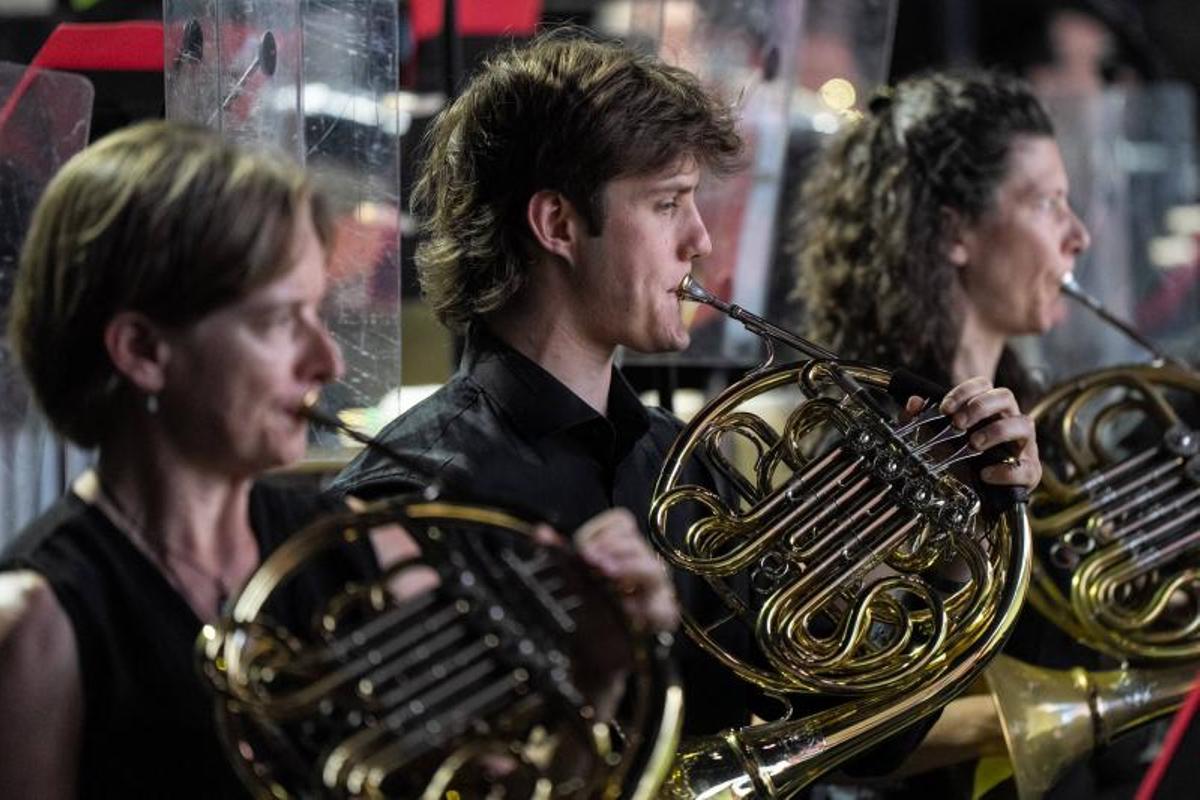 Marin Alsop dirige a la Philharmonia Orchestra de Londres y al Orfeó Català durante el concierto gratuito al aire libre celebrado en la Plaça de Catalunya con motivo del Año Gaudí