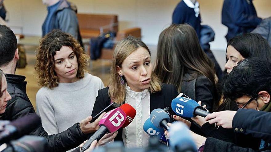 Marina RodrÃ­guez atiende a los periodistas ayer en Palma.