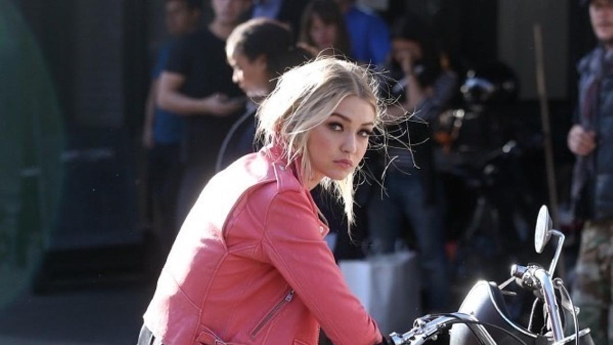 Gigi Hadid en moto con chaqueta biker rosa