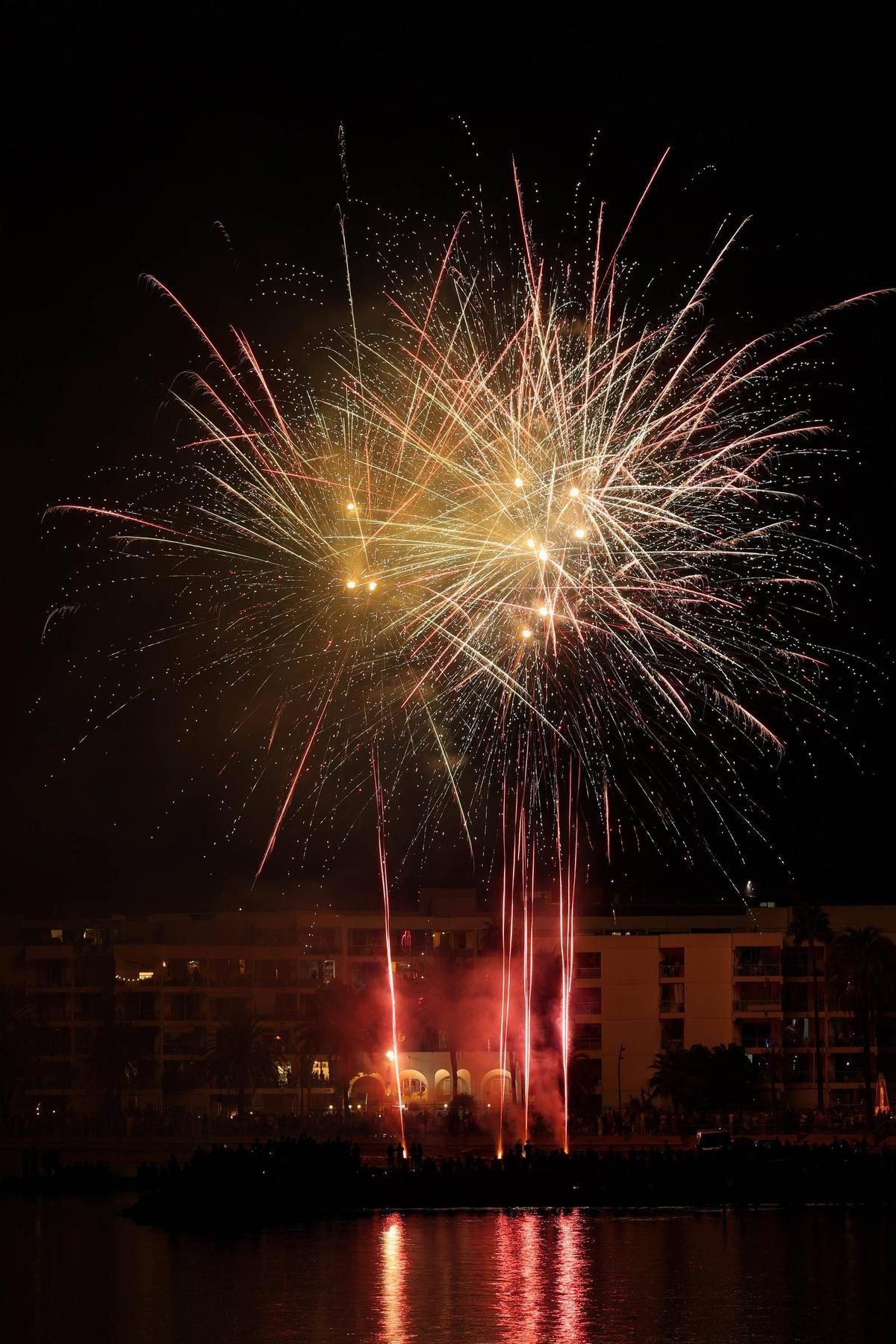 Mira aquí todas las fotos de los fuegos artificiales en ses Figueretes Mira aquí todas las fotos de los fuegos artificiales en ses Figueretes