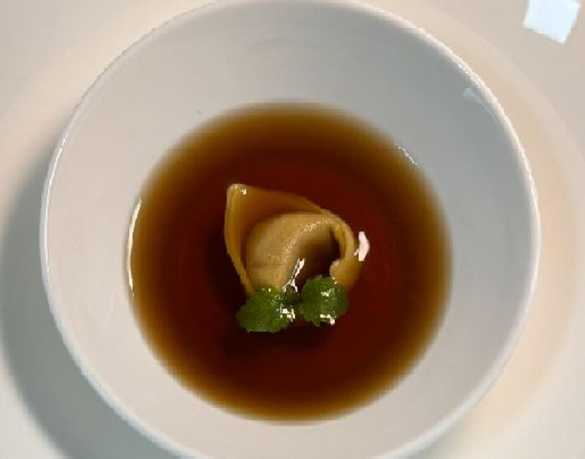 La tapa 'Alubia y torrezno' que se sirve en el restaurante Canfranc Express