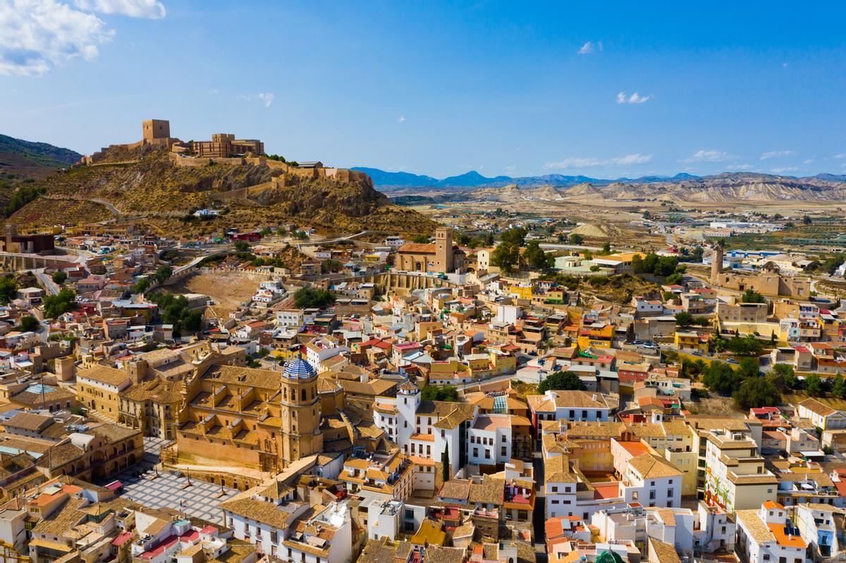 Vista aérea del paisaje urbano de Lorca con la iglesia colegiata.
