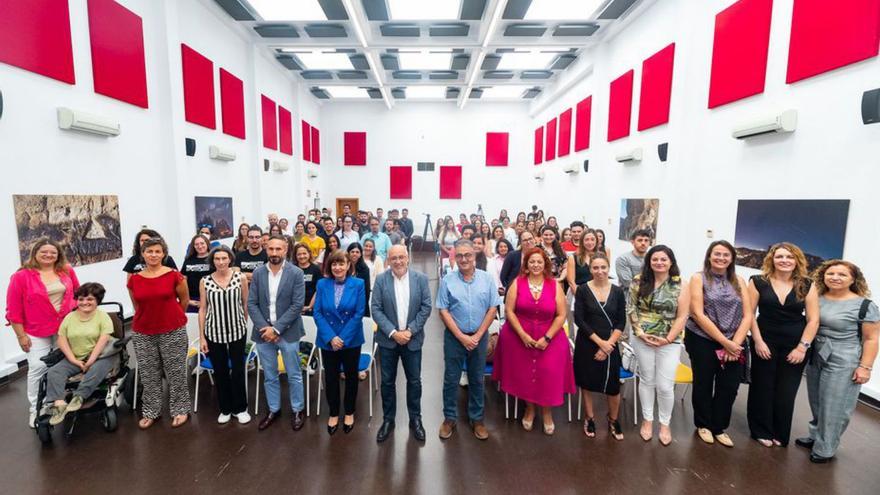 Casi cien jóvenes menores de 30 años acceden a su primer trabajo en áreas del Cabildo